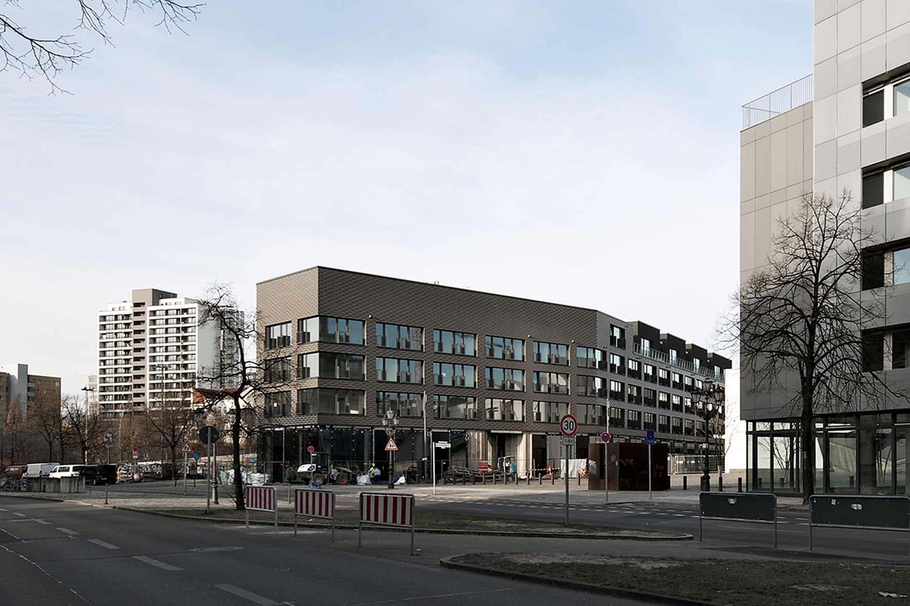 Residential and studio building at the former Berlin flower market - építész: ifau; HEIDE & VON BECKERATH - fotó: Andrew Alberts