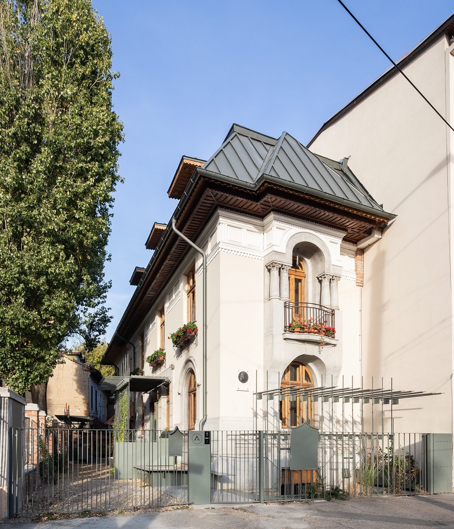 Headquarters of the Bucharest Branch of Order of Architects - építész: STARH - Birou de arhitectura (Florian & Iulia Stanciu) - fotó: Radu Malasincu