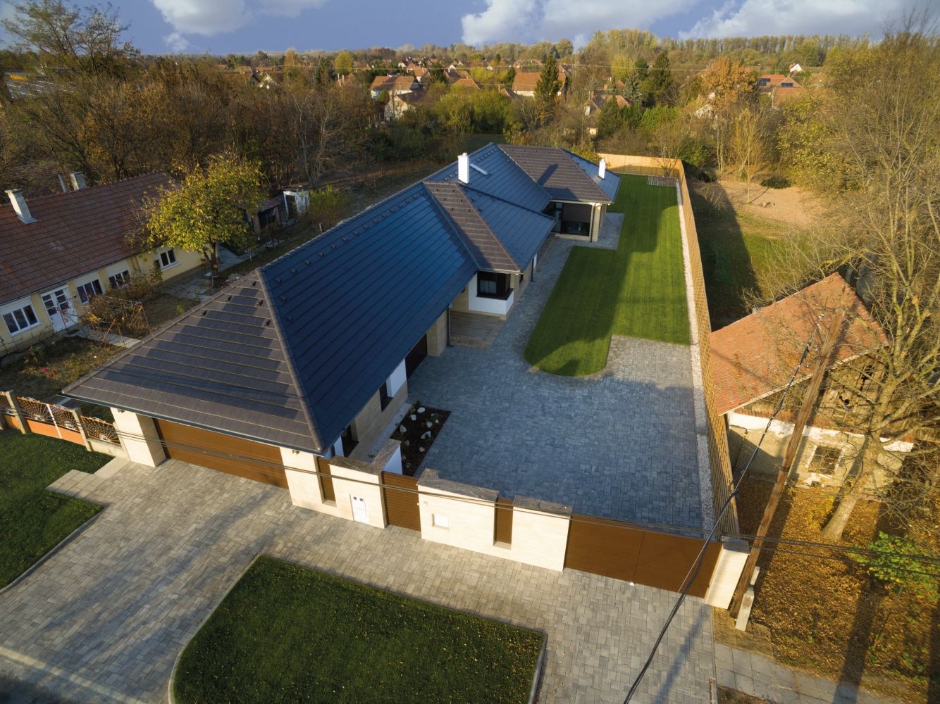 Családi ház Generon napelemes tetőcseréppel