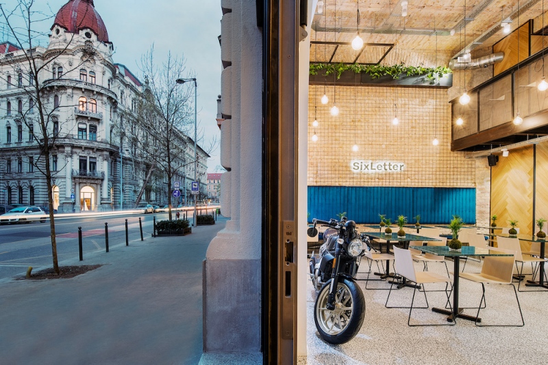 Hat betű és rengeteg fény: új kávézó a belvárosban 