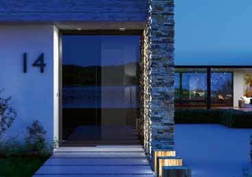 NEVOS Glass a családi házak bejárati ajtaja, ami 90 mm vastagságával, 0,67 Ud értékkel és üveg burkolattal vonzza a tekintetet. (Josko)