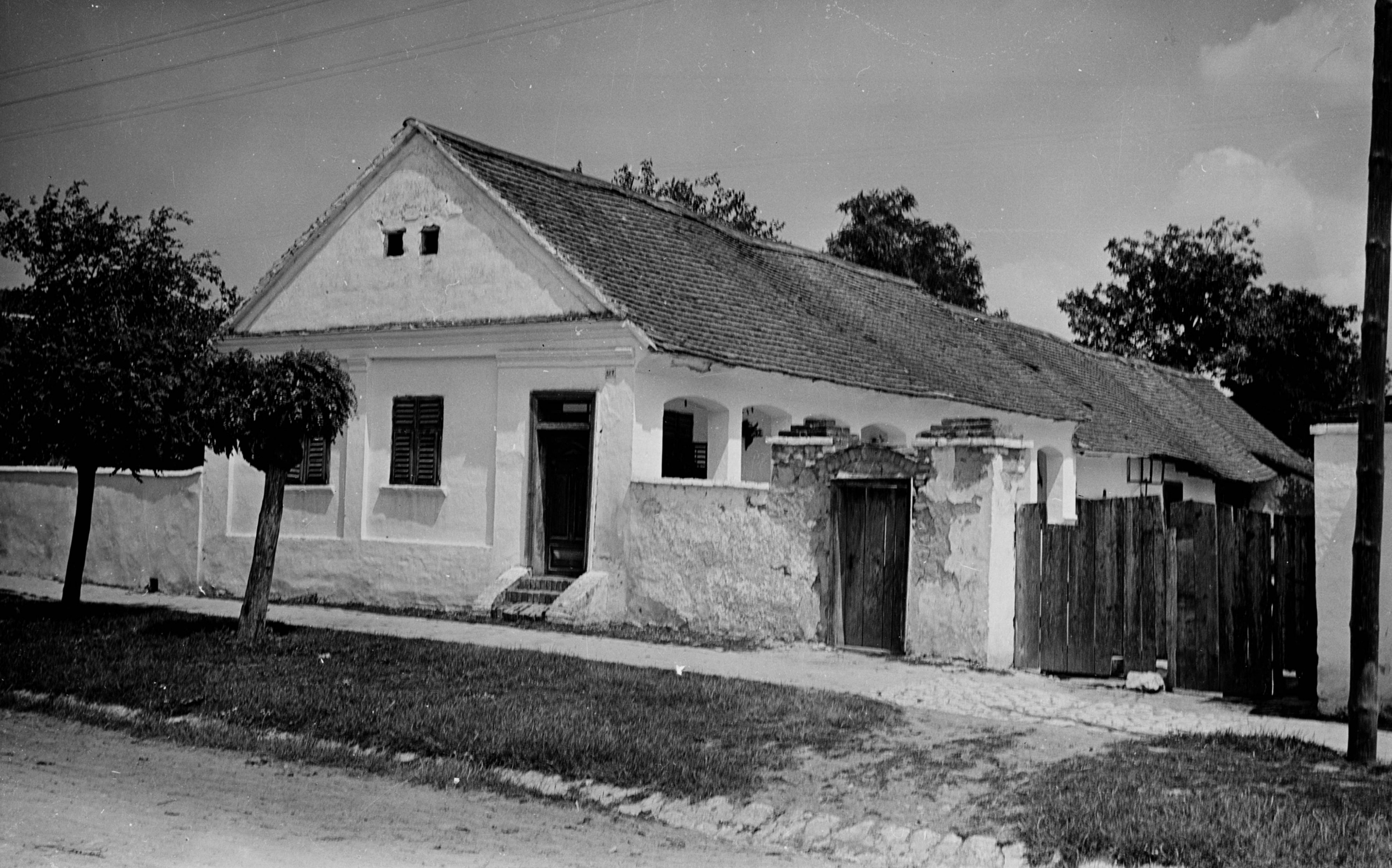 Gyüd, baranyai népi lakóház, 1950 körül. Fotó: Szabadtéri Néprajzi Múzeum.