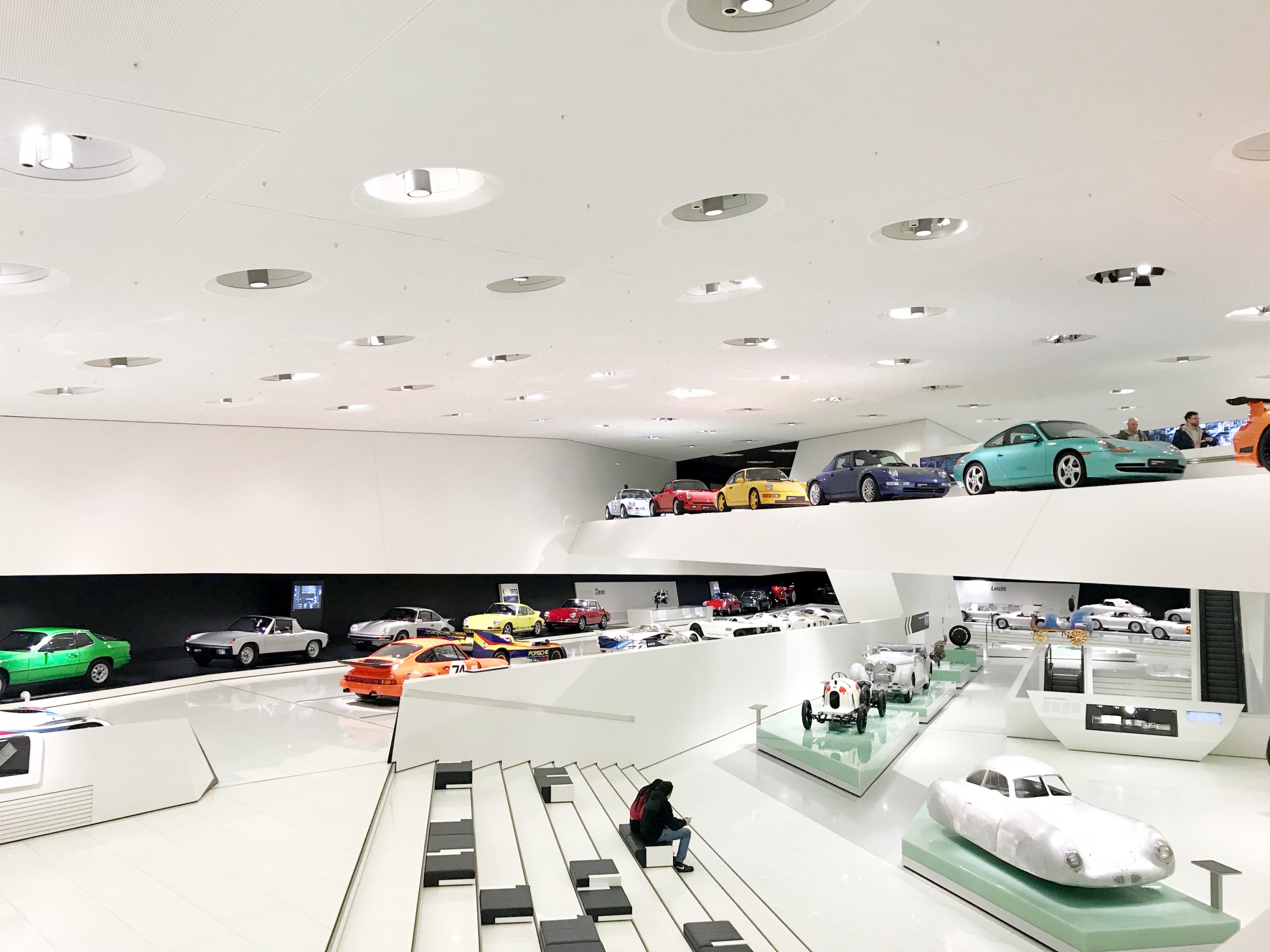 Az épület a vászon, a műtárgyak színezik be a Porsche Museum terét
