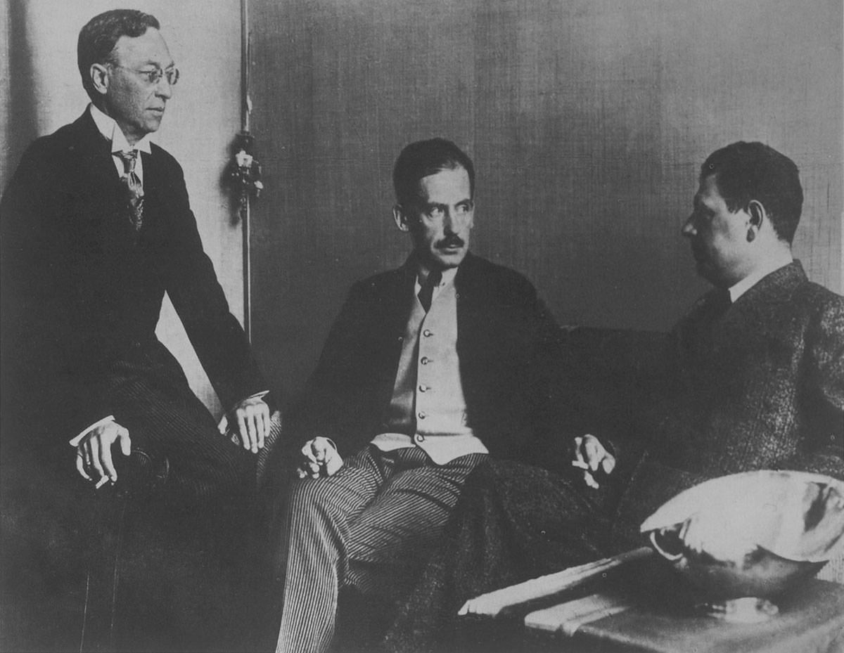 Gropius (középen) Kandinszkij (balra) és J. J. P. Oud (jobbra) társaságában a Bauhaus kiállításon, 1923 nyarán (Kép forrása: Probst – Schädlich: Walter Gropius)