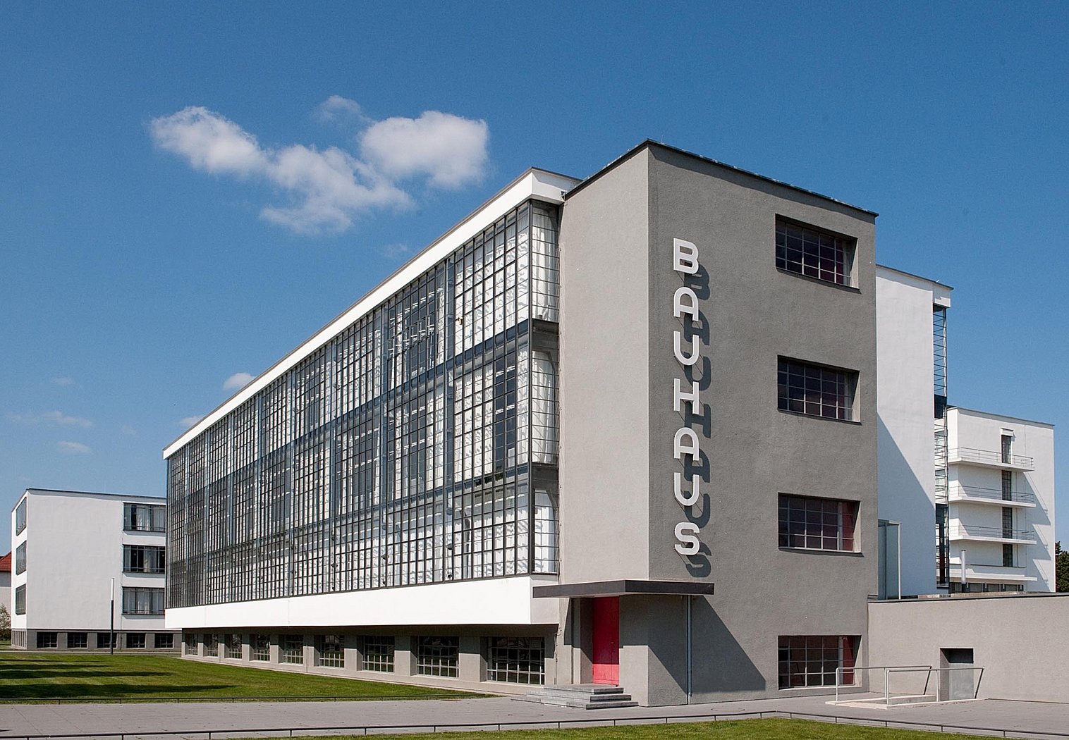 A Bauhaus műhelyépülete Dessauban (1925–1926) (Kép forrása: bauhaus-dessau.de)