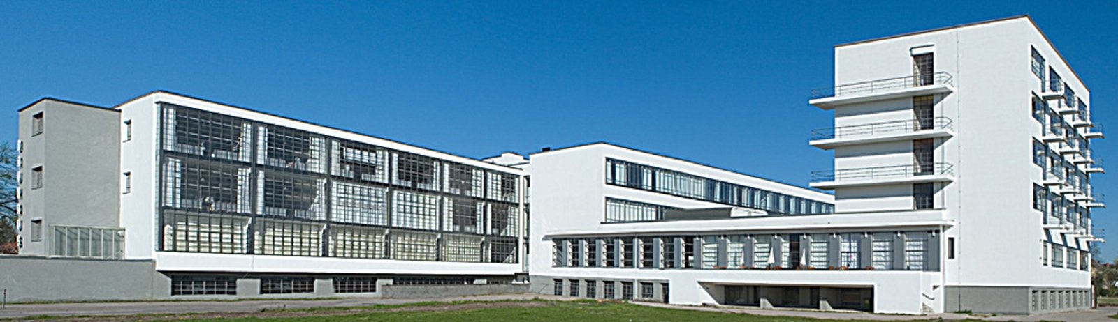 A Bauhaus épületcsoportja Dessauban (1925–1926) (Kép forrása: bauhaus-dessau.de)