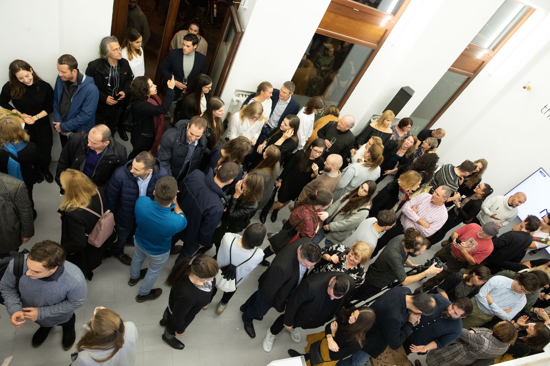 A tavalyi kiállításon zsúfolásig megtelt a Faur Zsófi Galéria – Fotó: Kerekes Zoltán