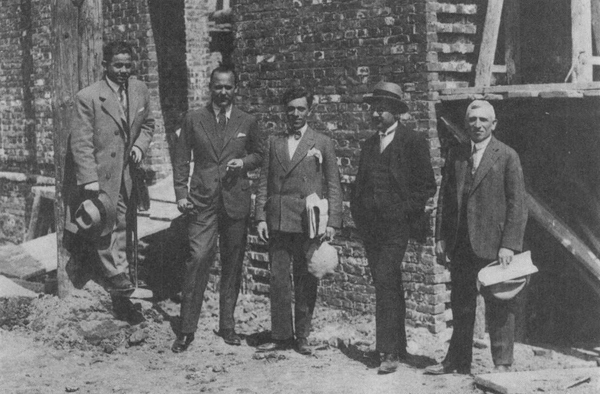 Károlyi Antal (a kép bal szélén) 1930-ban a Magyar Rádió építkezésén