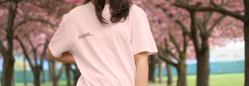Egy póló, amely a cseresznyefa virágától rózsaszín
