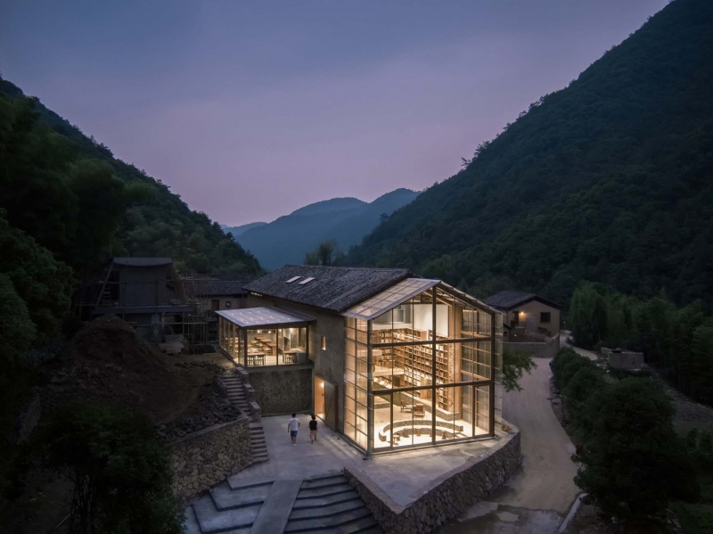 Könyvtár és hotel lett az elhagyatott kínai vályogházból