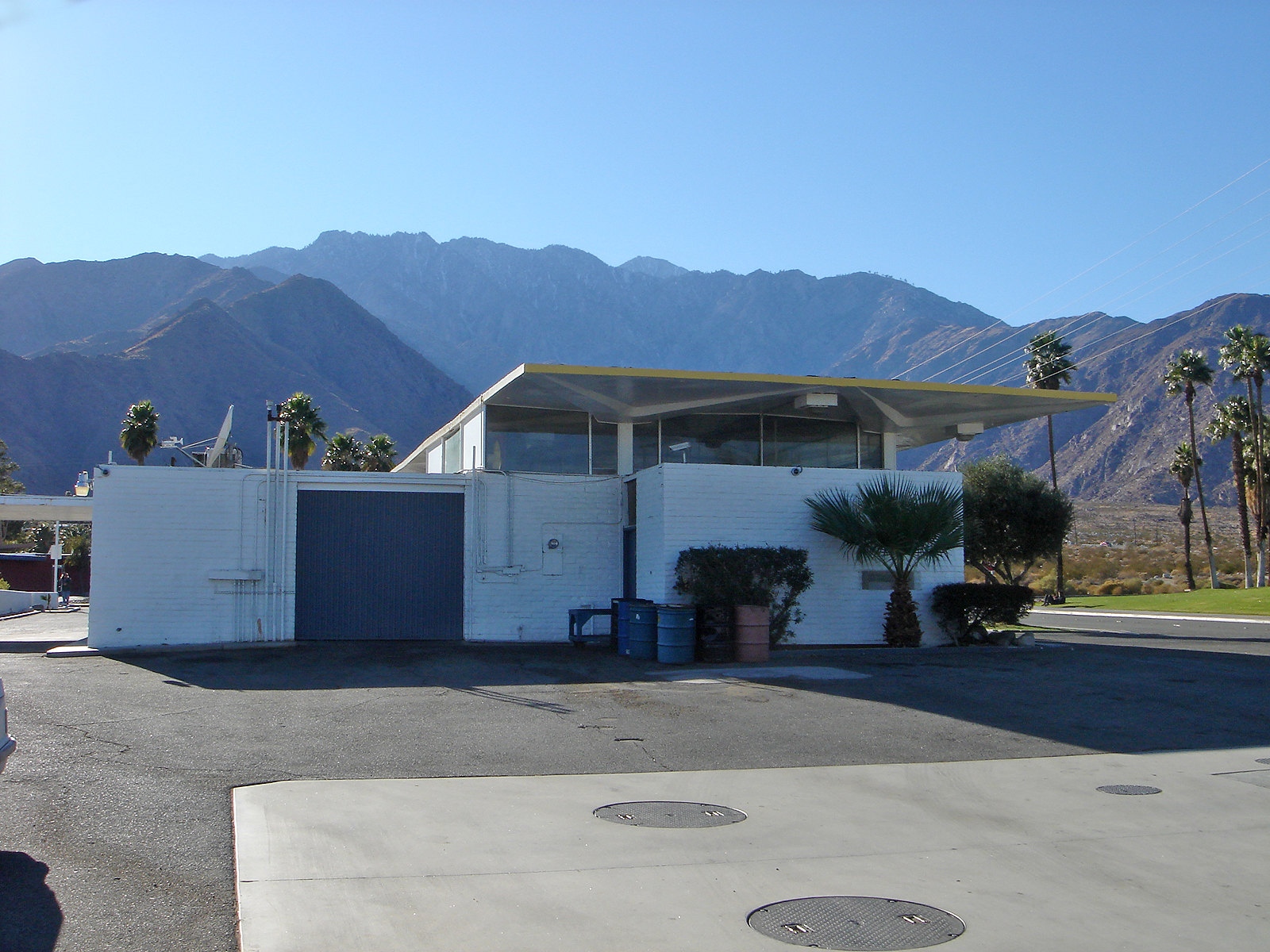 Benzinkút Palm Springs-ben - Alkotó:  William F. Cody