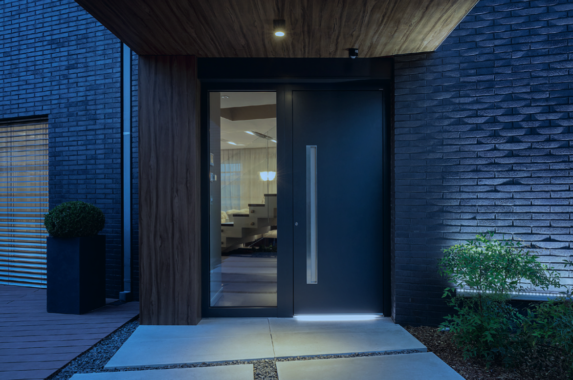 A bejárati ajtó otthonunk őrzője. Ez a 93mm vastag ajtó minden biztonsági előírásnak megfelel, és a designját saját elképzeléseinknek megfelelően alakíthatjuk. Akár felül- vagy oldalvilágítóval is rendelhető