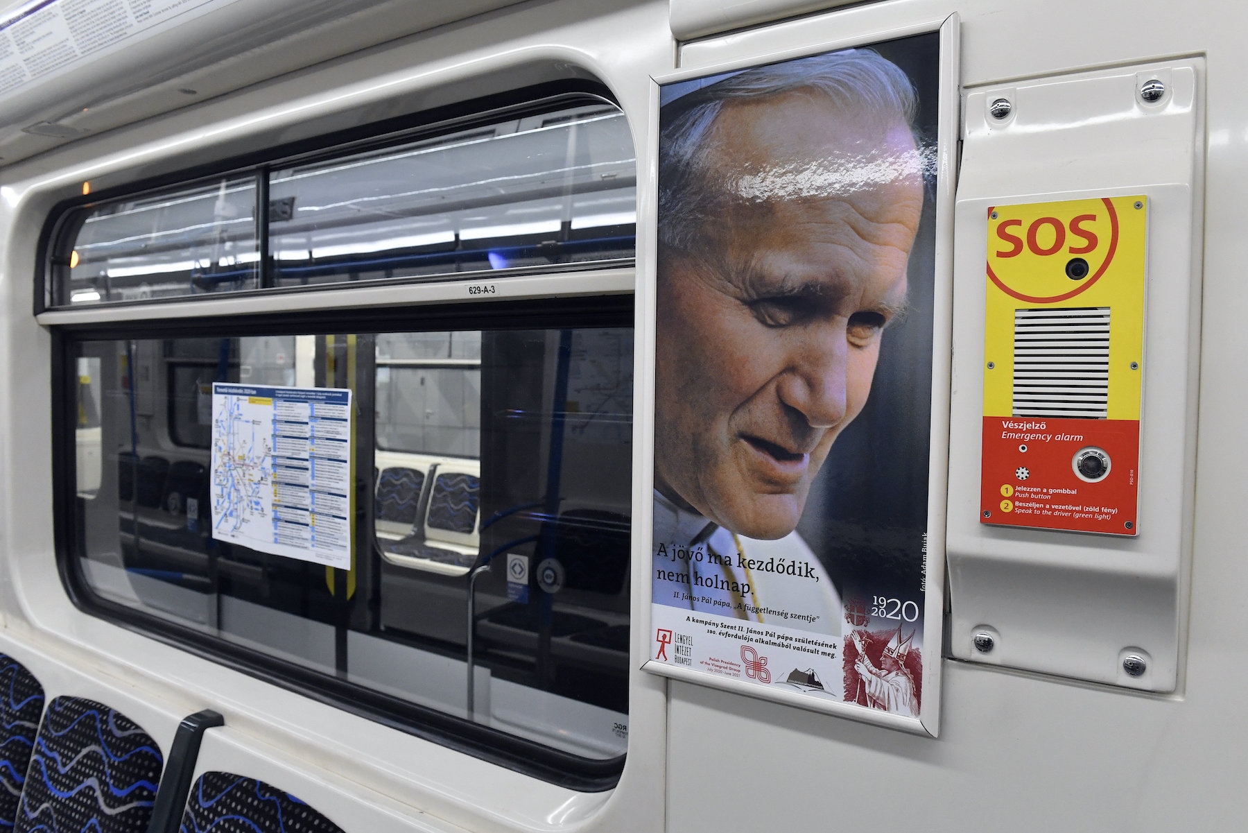 Szent II. János pápa poszterei egy hónapon át lesznek láthatóak a szerelvényekben