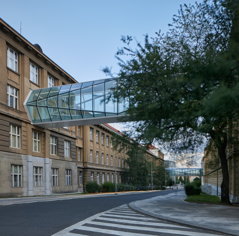 Kristályformájú, lebegő átjárókkal kötöttek össze két campus épületet Prágában