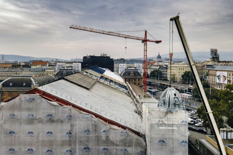 Helyére került a Nyugati pályaudvar toronytetője