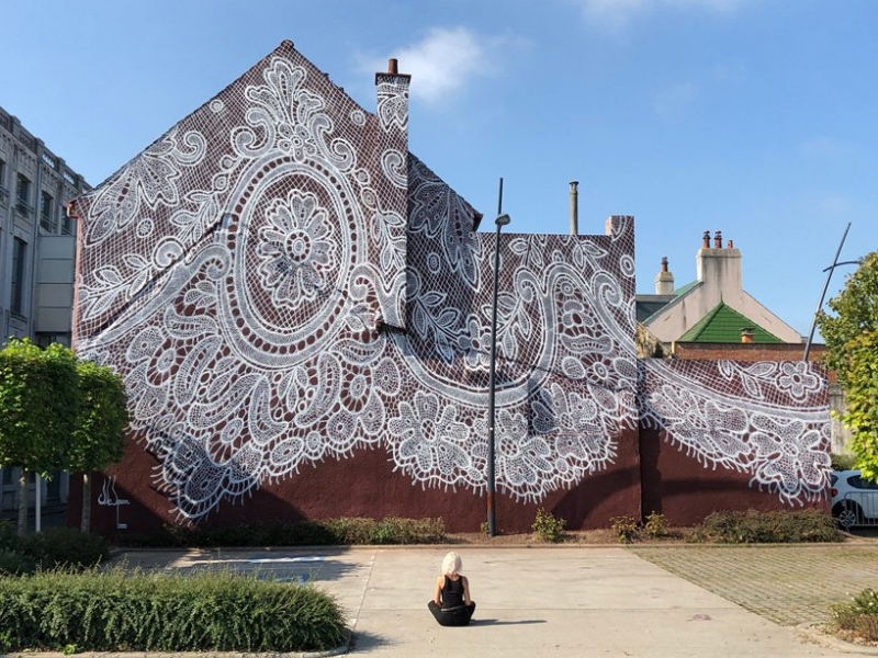 Csipkével borított be egy házat Franciaországban egy street art művész