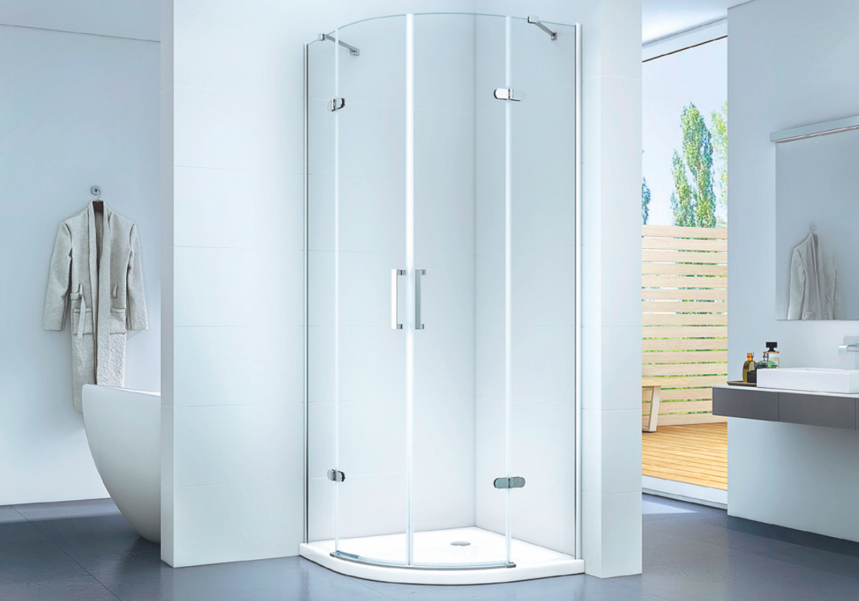 A Torri zuhanykabin – aminek gyártója a Clear, forgalmazója a Clearconcept – átlátszó, edzett üvegfelületével elegánsan íves. Rozsdamentes acél rudazatával, krómozott réz zsanérjaival ez a négyrészes zuhanykabin a luxus kategóriába tartozik