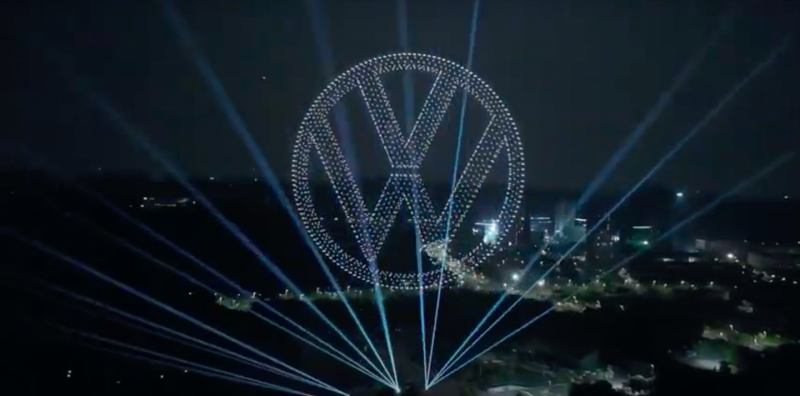 Elképesztő látvány a kétezer drónnal kirakott VW-bemutató