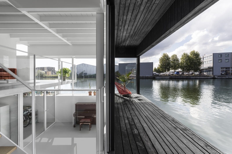 Energiahatékony úszó-lakóközösség Amszterdamban