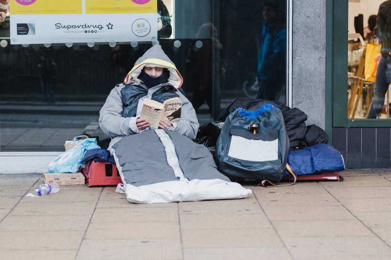 Már 12 ezer hálózsákká alakítható kabátot osztott ki hajléktalanoknak egy holland divattervező alapítványa