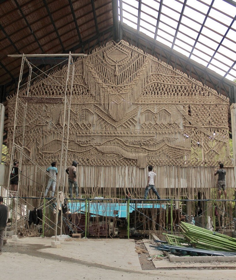 Makraméból készített homlokzatot egy indonéz textilművész 