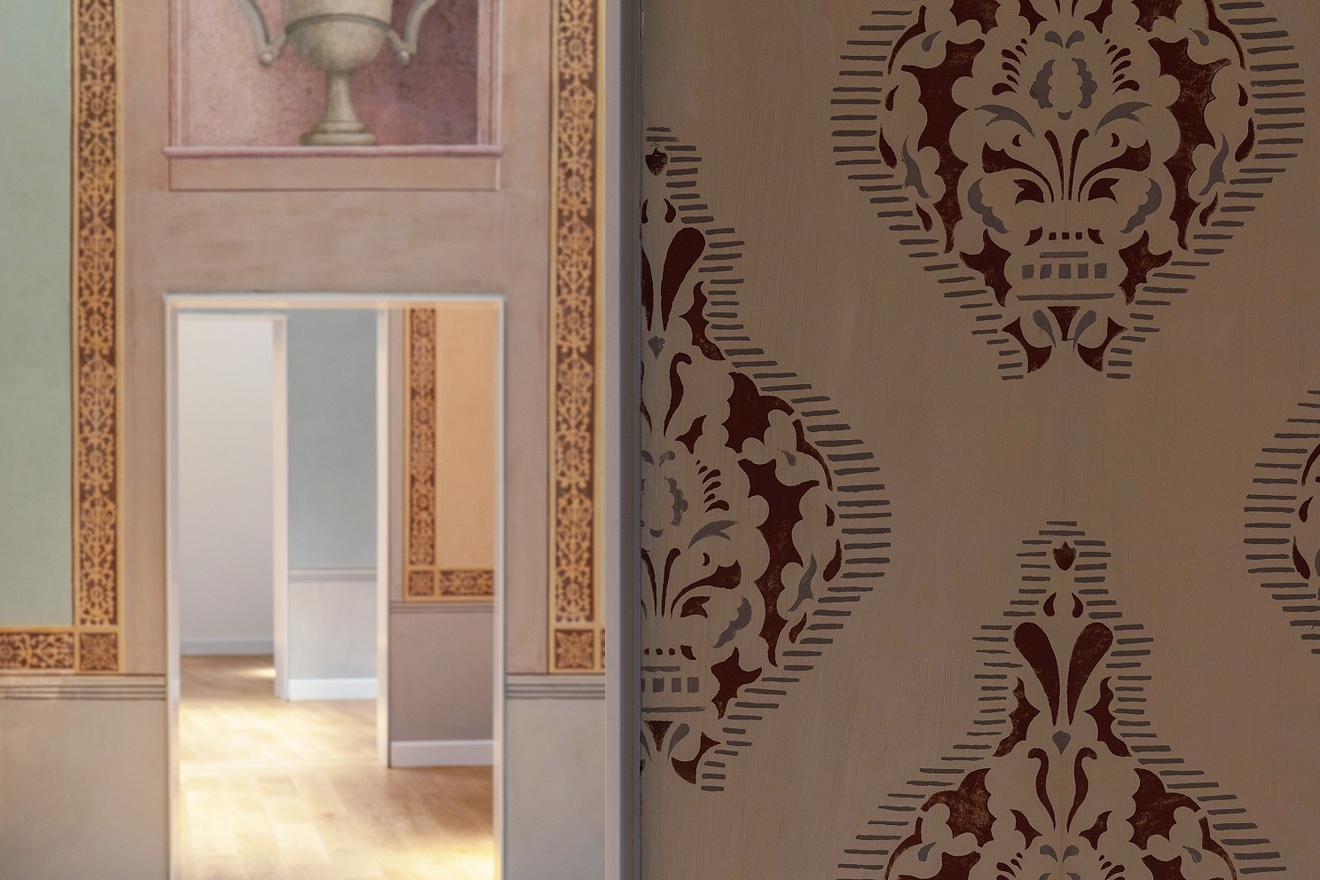 A patronos falfestéssel díszített térsorok az 1890-es évek végéről, a Cziráky Margit féle felújítás idejéből származnak.
