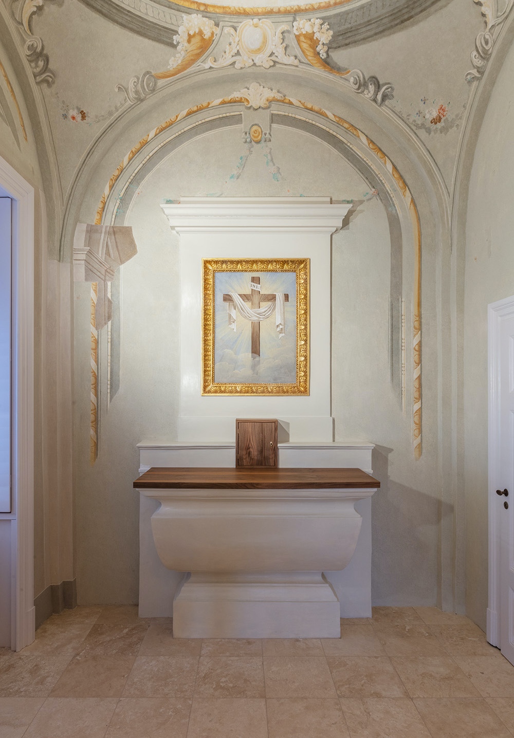 A berendezés előtti felszentelt kápolna, oltárán ritka Feltámadás-ábrázolás: kizárólag a szent jelenet attribútuma látható