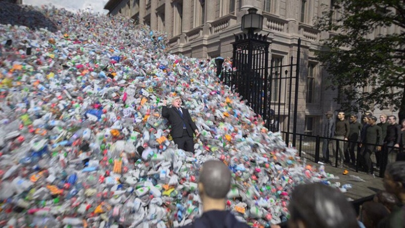 A pillanat, amikor Boris Johnsont elsöpri a műanyaghulladék