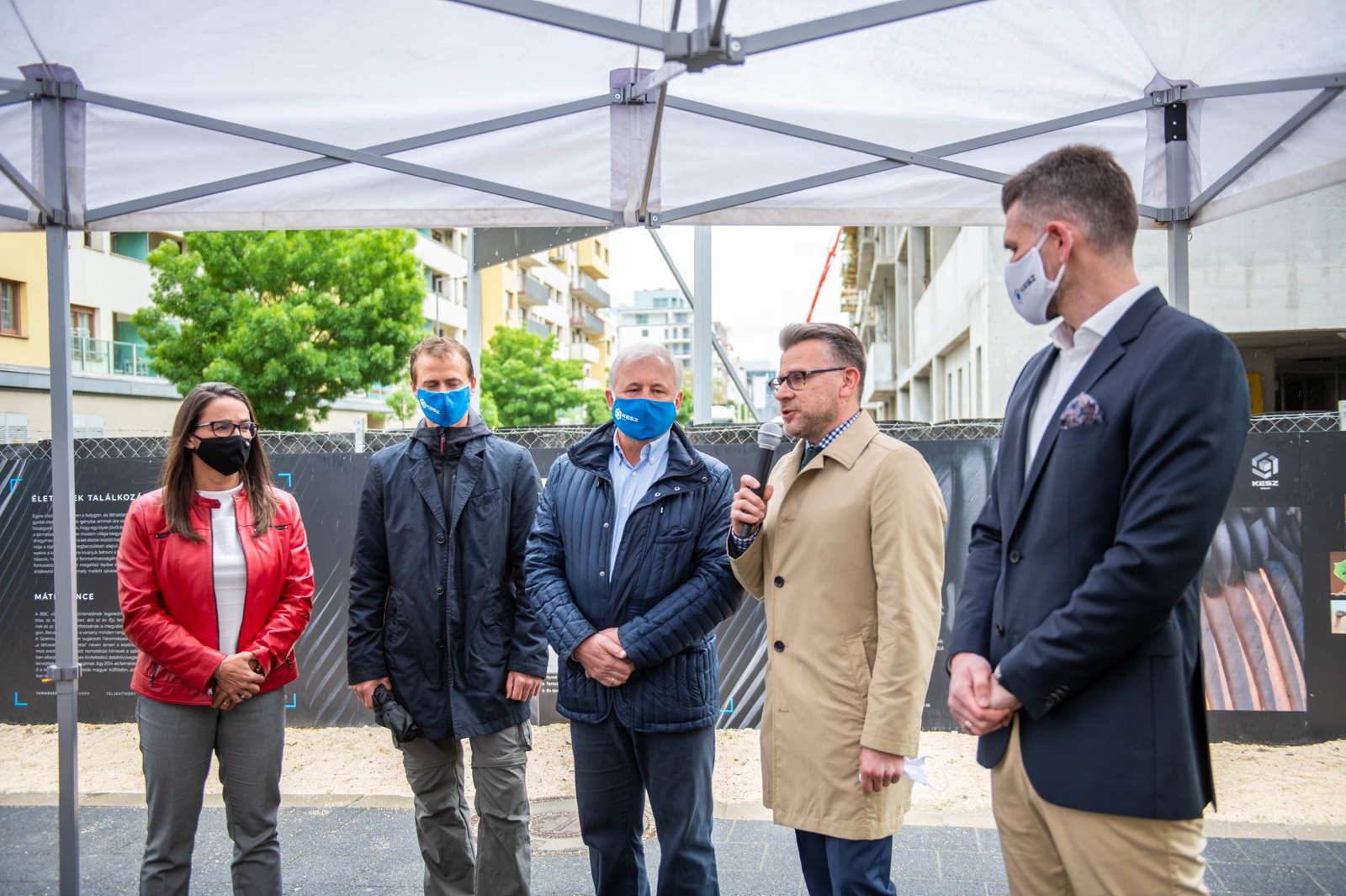 Novák Katalin családokért felelős tárca nélküli miniszter, Máté Bence természetfotós, Varga Mihály, a KÉSZ Csoport tulajdonosa, alapítója, Vida Tamás, a KÉSZ Csoport vezérigazgatója és Metykó Tibor, a KÉSZ Csoport marketing- és vállalati kommunikációs igazgatója