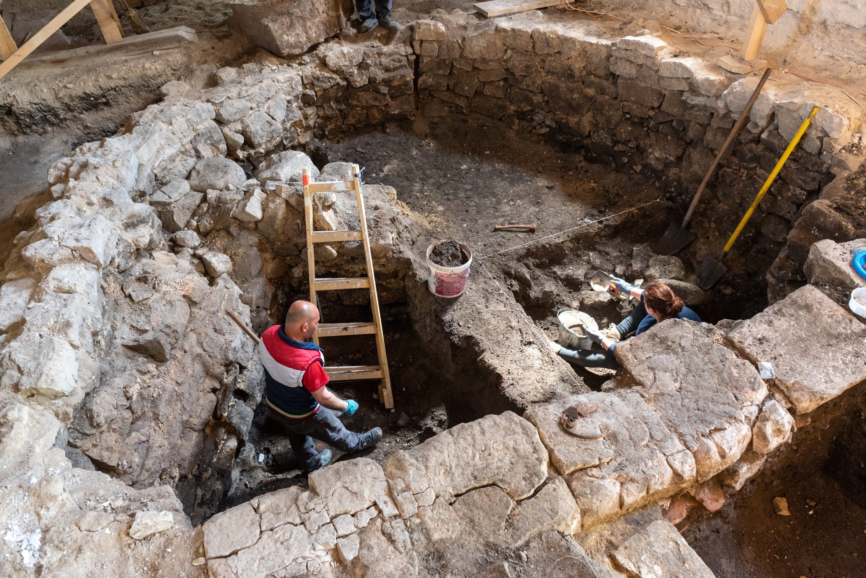 A sztánai református templom visszabontott Árpád-kori félköríves szentélye, benne átlósan egy római épület maradványai