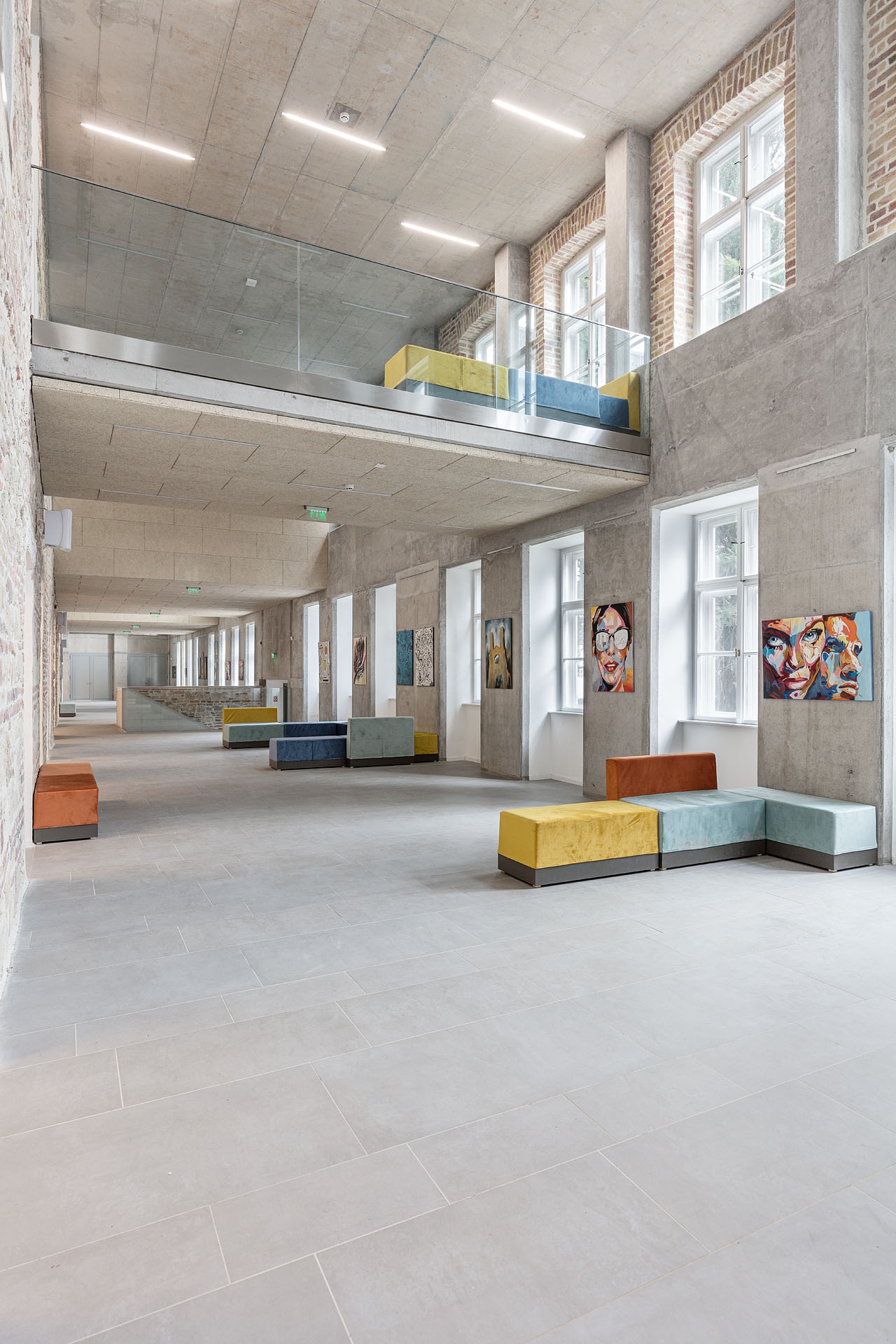 Tégla, kő, beton és fény uralják az új aula térélményét