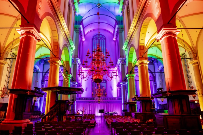 Szivárványos világítást kapott egy templom Amszterdamban 