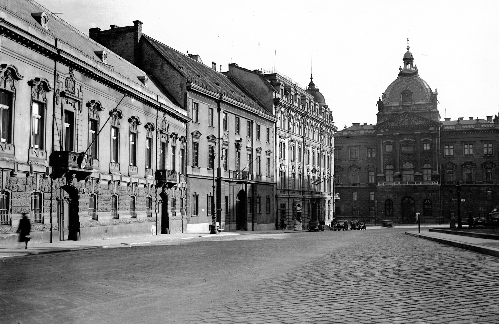 Dísz tér, balról a pápai nunciatúra, a Batthyány-palota és a Külügyminisztérium épülete, szemben a Honvéd Főparancsnokság, 1943.