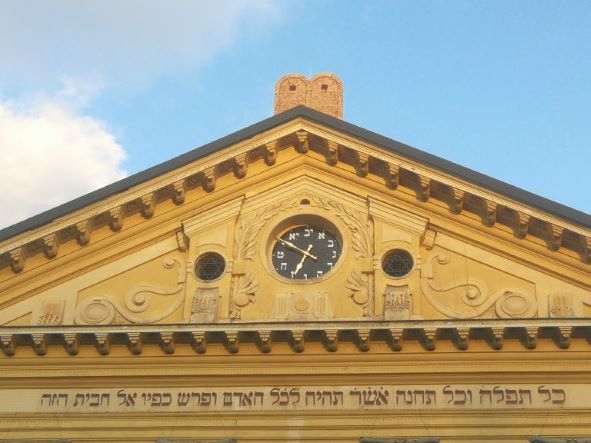 Héber számlapos óra került az Óbudai Zsinagóga homlokzatára