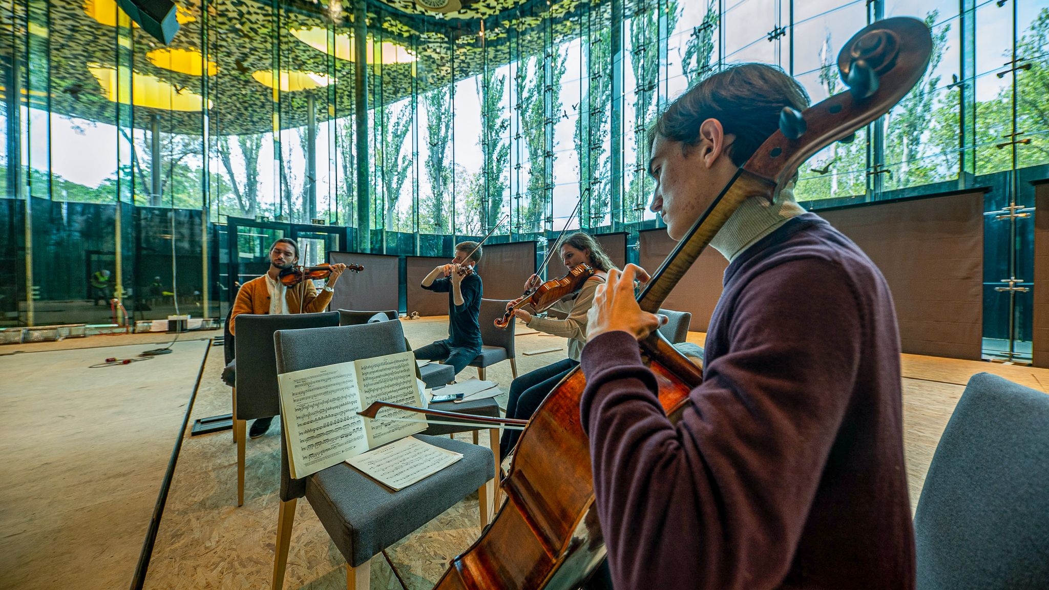 A Korossy Quartet az üvegfalu koncertterem akusztikai tesztelésén