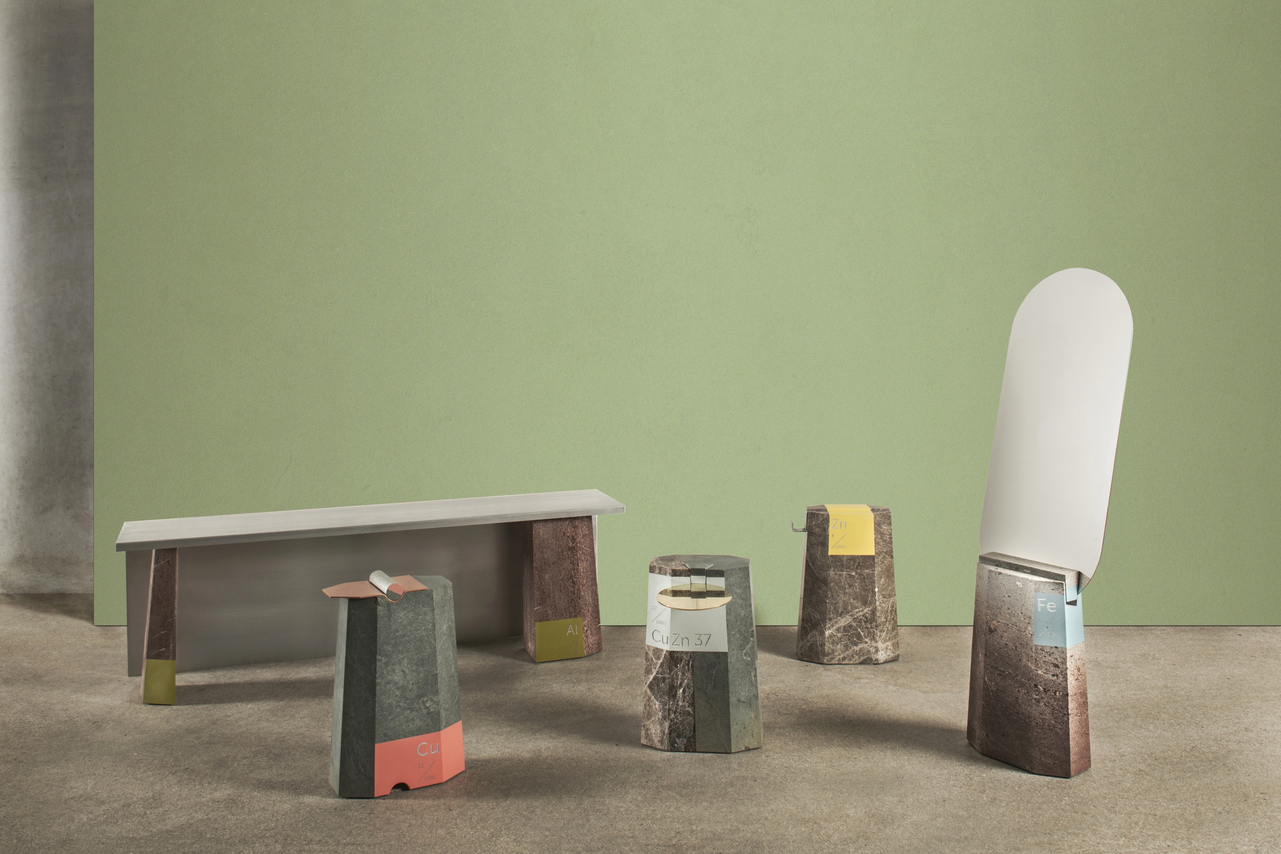 Bécsből érkezett Katharina Mischer, Thomas Traxler, azaz a mischer‘traxler studio koncept-design sorozata, a Ratio, melynek darabjai által eltávolodunk jól belakott dísztárgy-használati tárgy világunktól. Igaz, apró használati tárgyak alkotják Ratiót: egy tükör, három asztalka, egy pad, ám ezek fogyasztáskritikai „tárgyi kiáltványok”: rajtuk az alapanyagukból kinyerhető fémmel azonos anyagú (cink, sárga- és vörösréz) funkcionális kiegészítő elemek találhatók, és lemezeken feliratok jelzik, hogy az adott méretű kődarabból mennyi fém nyerhető ki. (Kőfaragó: Beno Ogrin // fotó: ©mischer‘traxler studio)