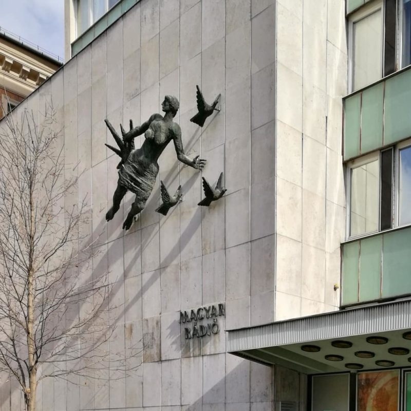 Somogyi József bronzplaszikája a rádió központi épületén, fotó: Vincze Miklós