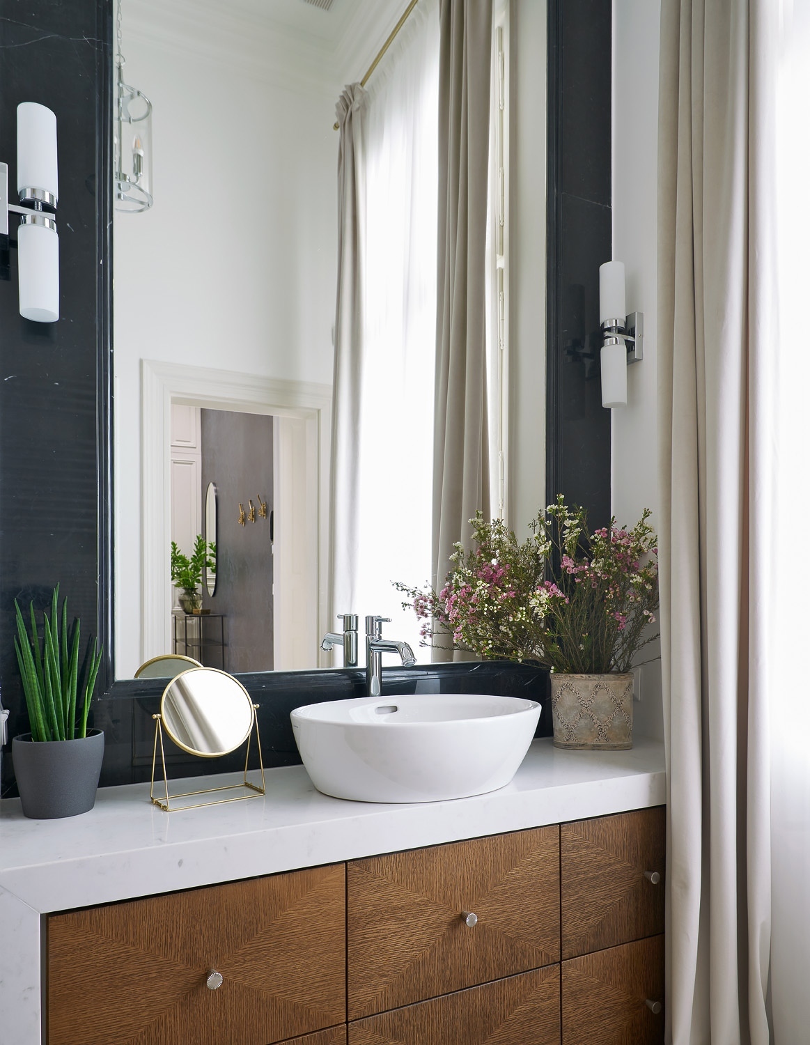 Mennyezetig érő márványkeretes tükör, egyedi tölgyfa mosdószekrény és a földig érő függöny teszi igazán szobaszerűvé a fürdőszobát.