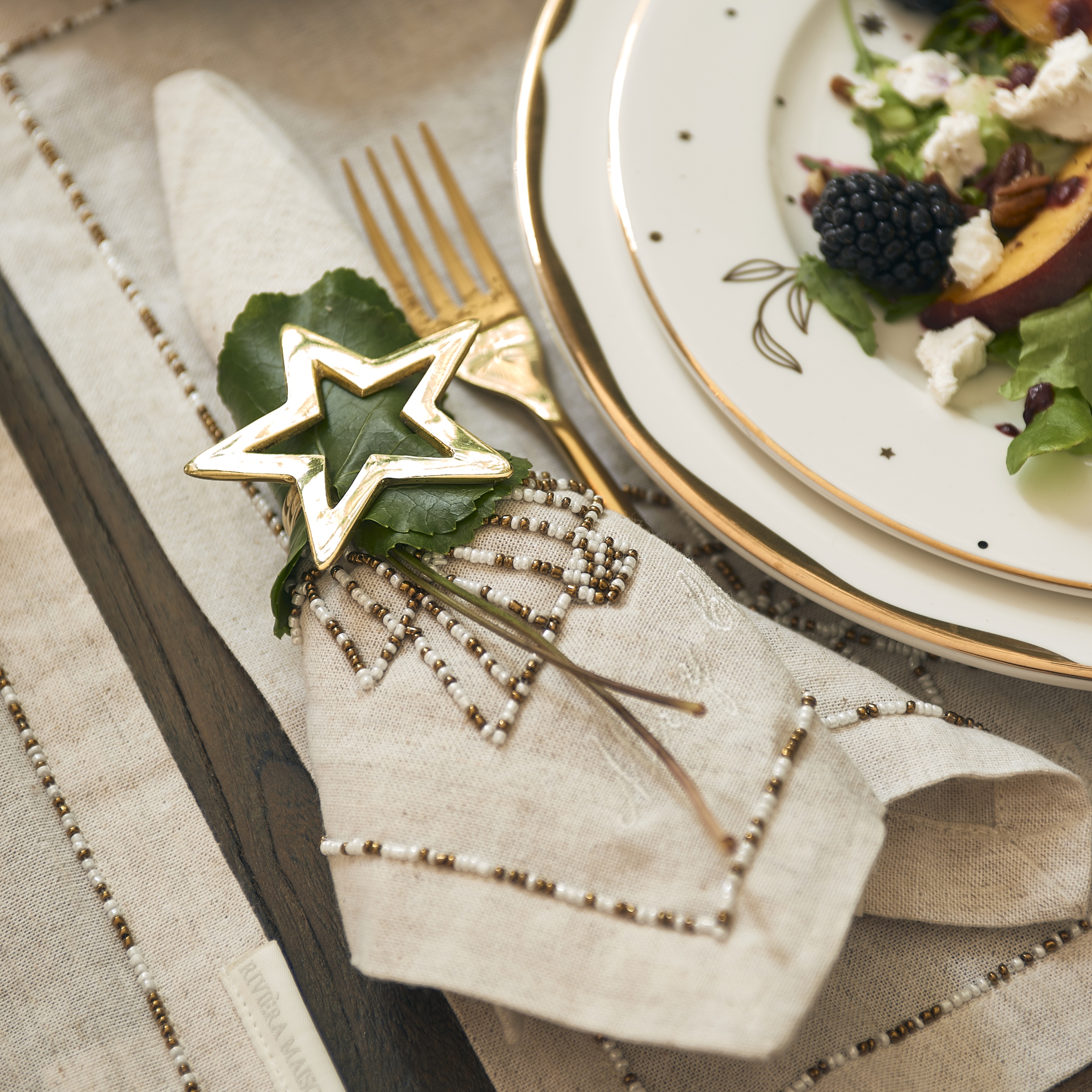 Celebrate Side Plate ünnepi tányér, illetve egy Sparkling Christmas textil tányéralátét és szalvéta