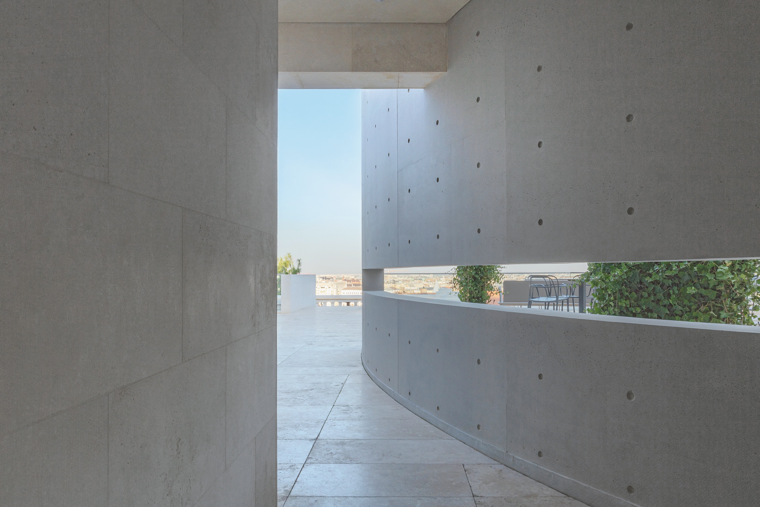 Mint önálló képzőművészeti objektum, egyfajta kortárs szobrászati alkotás jelenik meg a jellegzetes Tadao Ando-ív a teraszok szintjén