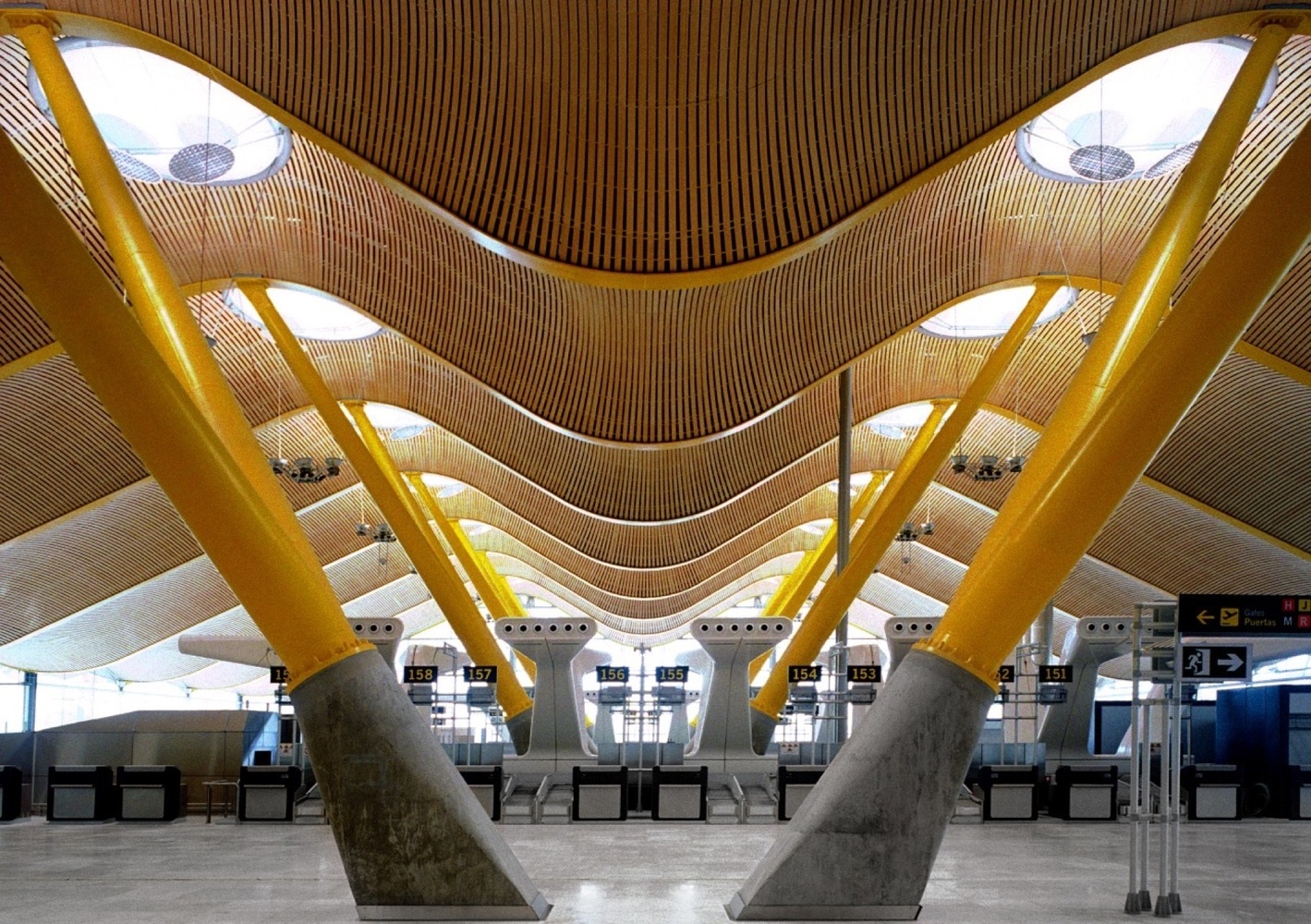 Madrid-Barajas Airport Terminal 4 / Estudio Lamela & Rogers Stirk Harbour + Partners, (image: courtesy of Estudio Lamela+Rogers Stirk Harbour + Partners)