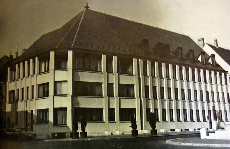 Szentháromság tér 7-8, terv: KÖZTI - Jánossy György, Laczkovics László; tervezés: 1976-77, kivitelezés: 1979-81