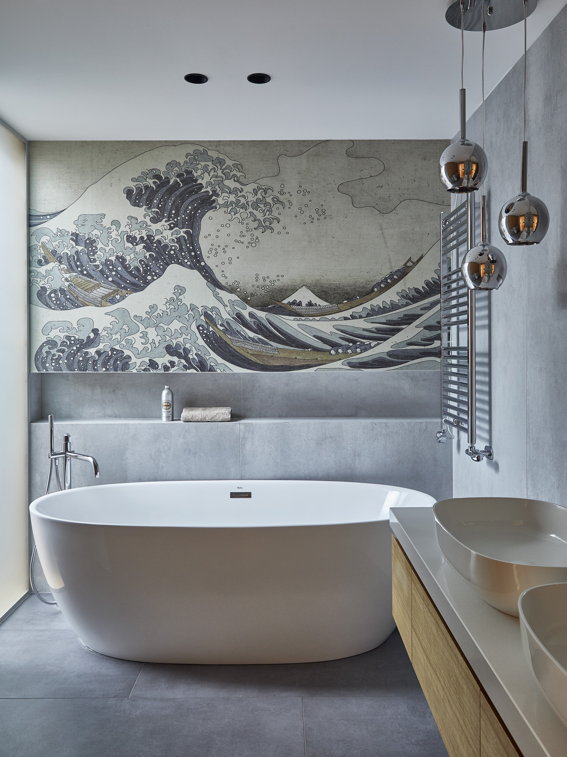 A ház egyik fürdőszobájának meghatározó részlete Hokuszai Nagy Hullám című festményének méretre nyomtatott képe, amivel a szabadon álló kád fölötti teljes falszakaszt dekorálták. 