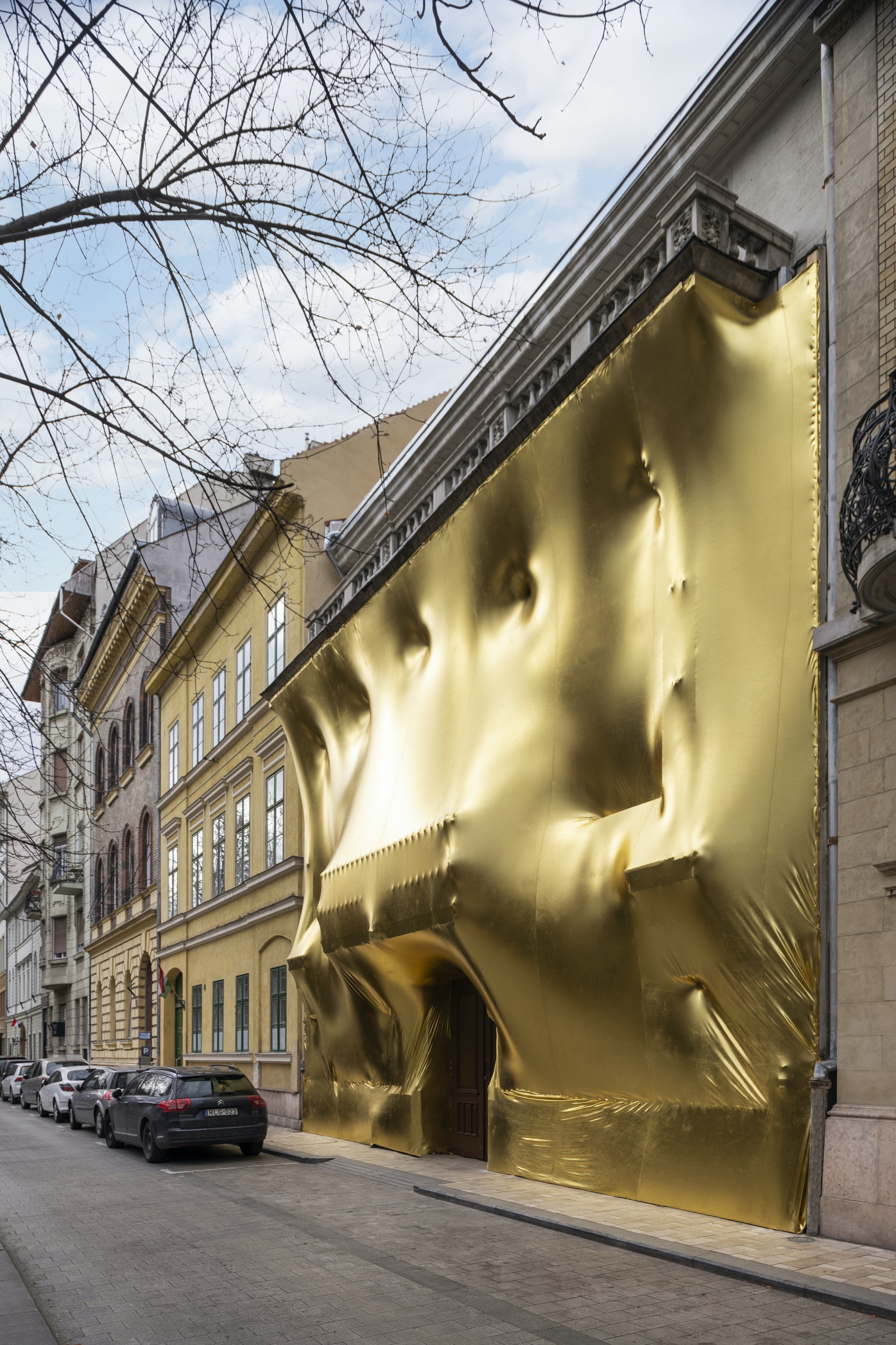 Házak ünnepe: aranyszínű csomagolást kapnak a felújításra váró pesti paloták