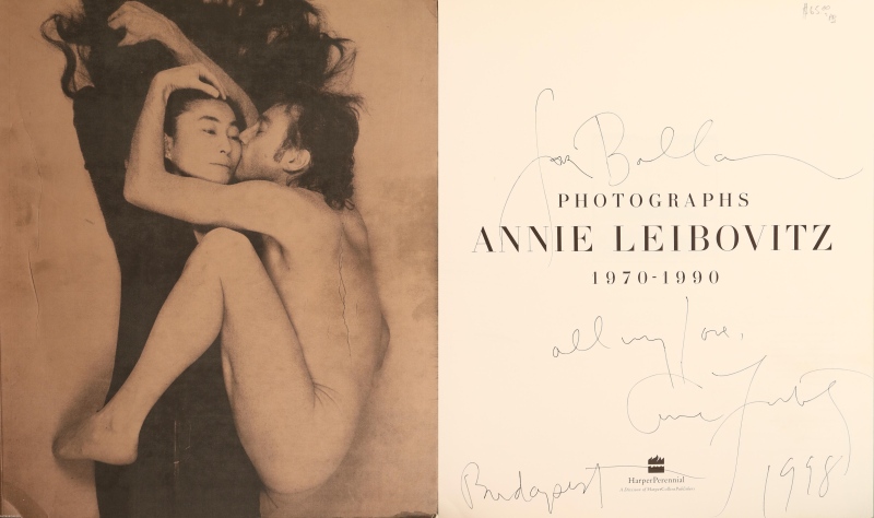Annie Leibovitz és André Kertész által dedikált relikviák
