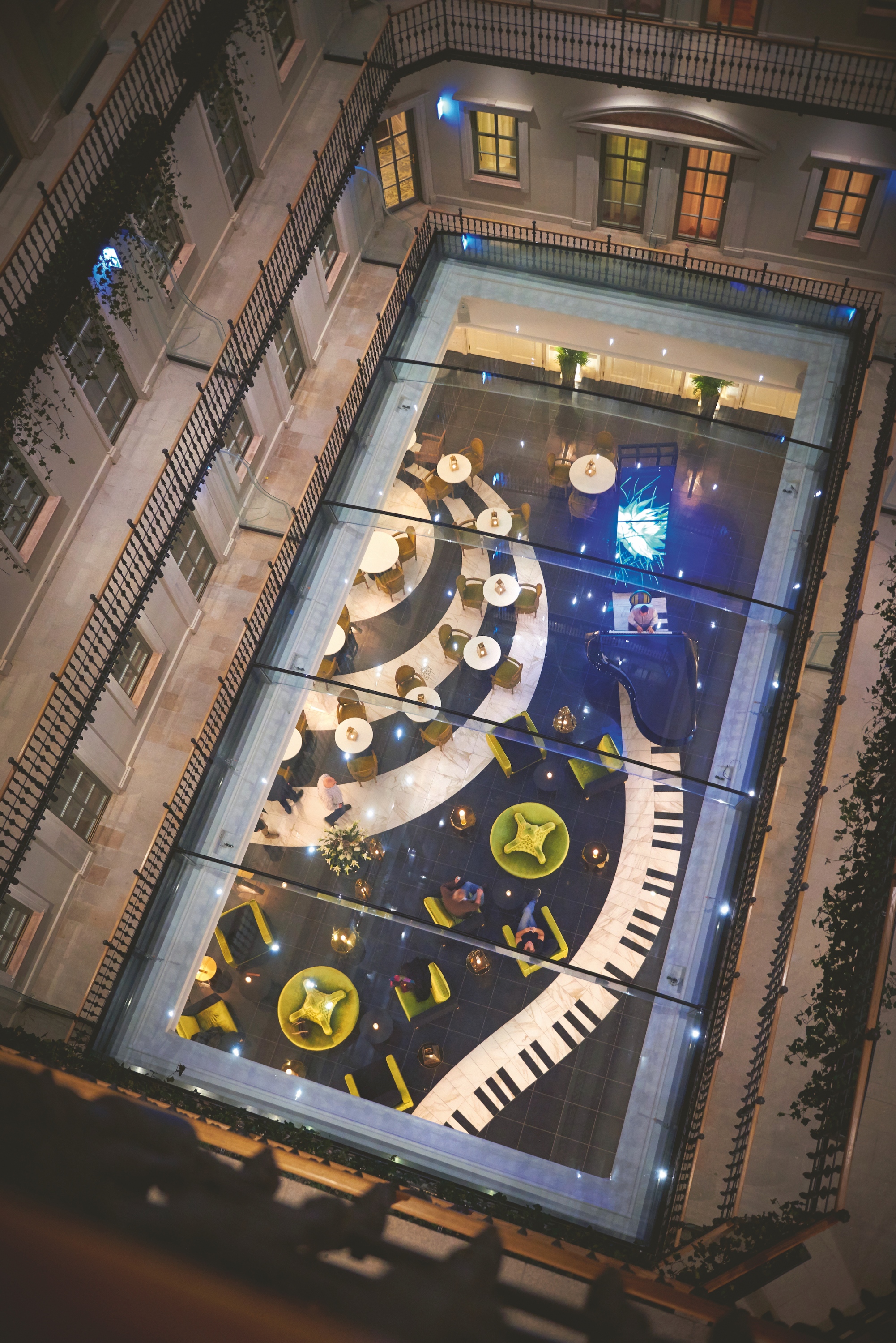 A zenei tematikájú Aria Hotel Budapest belső udvara egy tökéletesen megkomponált színpadkép is egyben. Európa legnagyobb fém nélküli üvegtetője szinte láthatatlan. Fotó: Darabos György