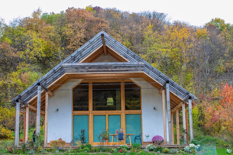 Környezetbarát vidéki kisház az erdő szélén