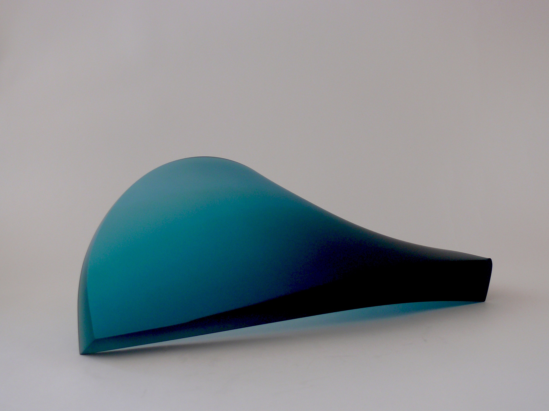 Gonzales Gábor: Szeretnék élni kék hullám alatt, 2007, üveg. A Kiskép Galéria jóvoltából