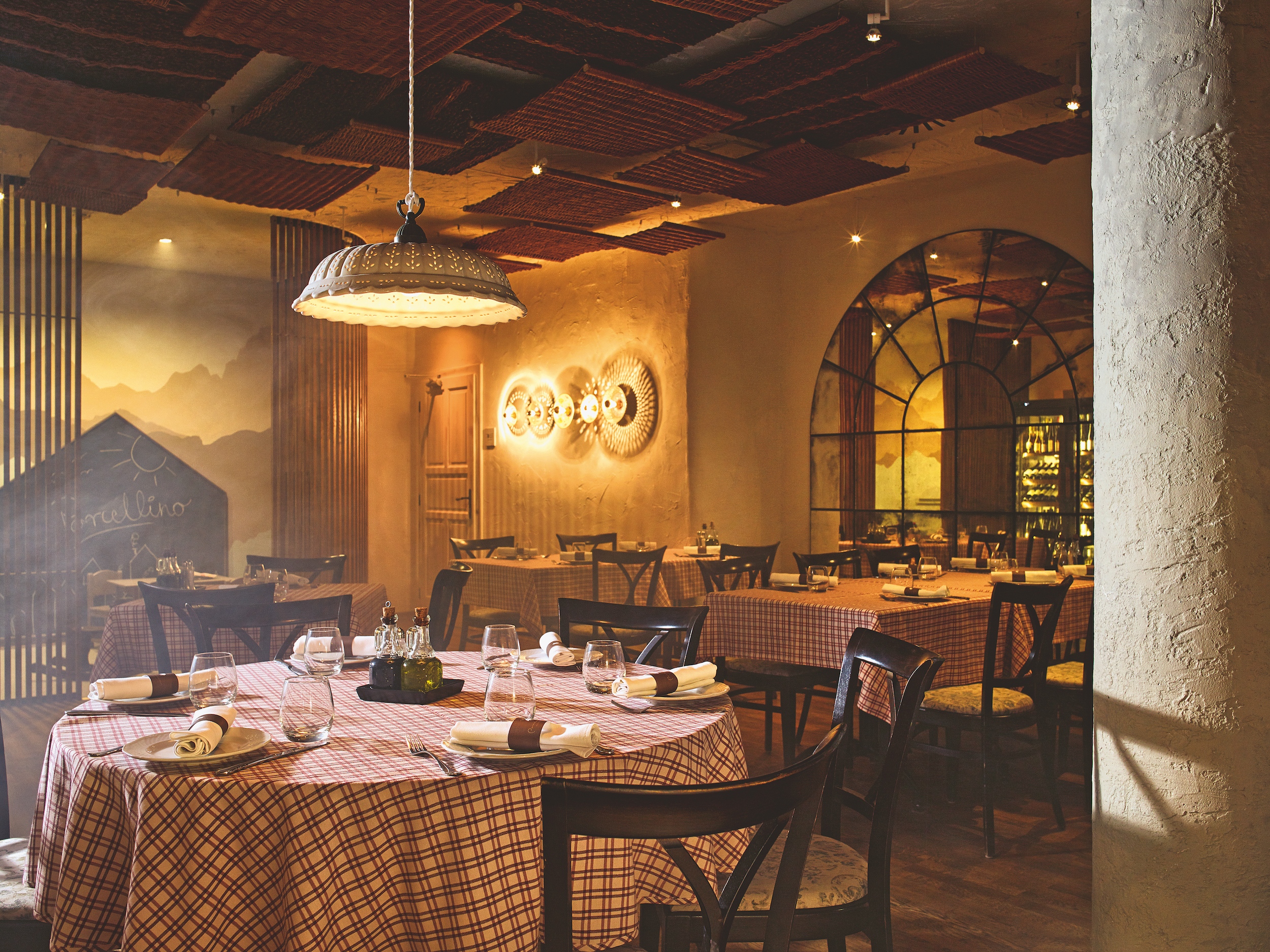 A Porcellino étterem ikonikussá vált egyedi réztálakból tervezett falikarjai a klasszikus olasz hangulat és a modern design keverékeként jelennek meg. Fotó: Barbay Csaba