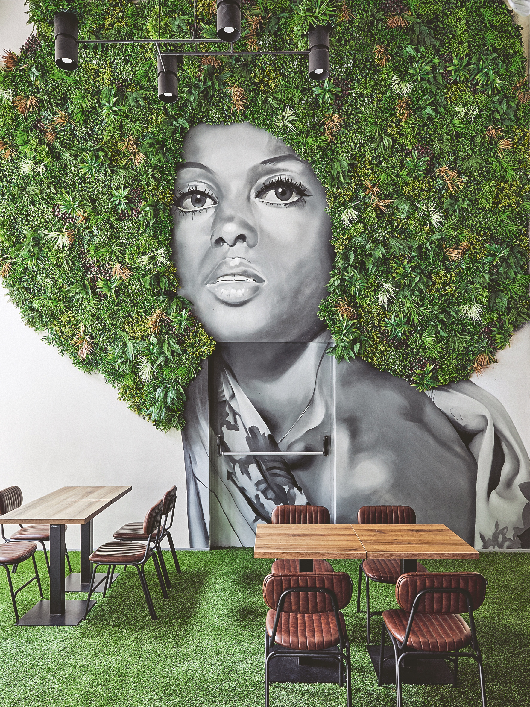 AnyTime Bar és játékterem laza, kreatív hangulatban: az összefoglaló motívumként megjelenő női fej növényhajjal pezsdíti fel a hangulatot. Fotó: Barbay Csaba